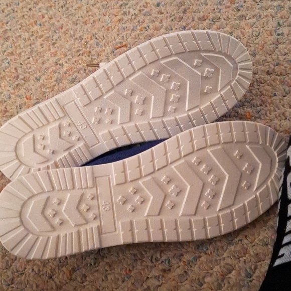 Shoes - Picture 3 of 4